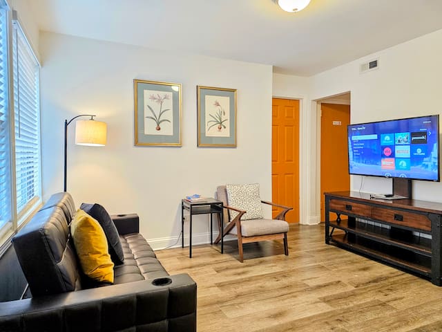 1 #31 – 4 Bedroom Condo – McCormick Place gallery image 2