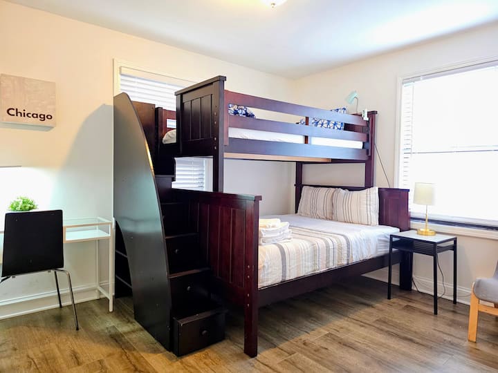 Spálňa č.3 s poschodovou posteľou (na vrchu s oddelenými posteľami. Plné na spodnej strane)