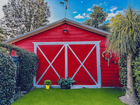 The Red Barn: Self contained, quiet, close 2 town