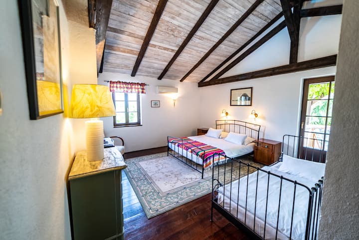 Huvudsovrummet rymmer tre personer och har en balkong med en trappa till terrassen