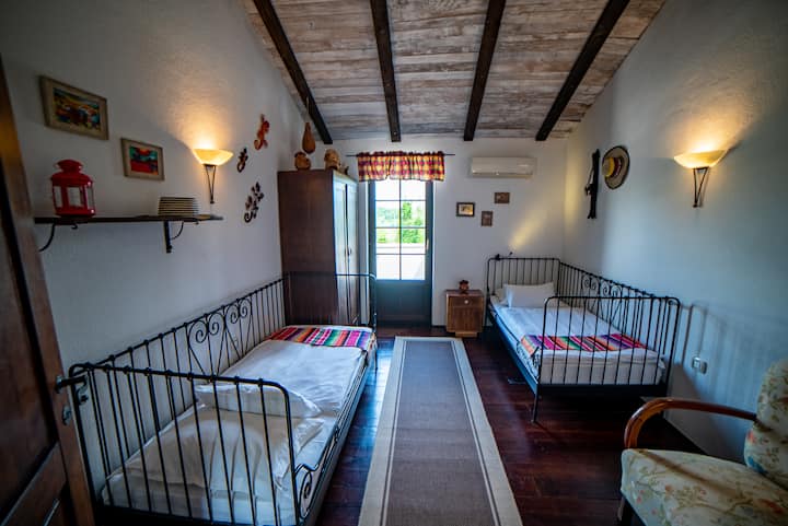 Vårt "barn" rum erbjuder två enkelsängar i full storlek och har en gemensam balkong