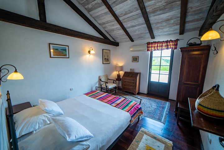 Sovrum med dubbelsäng och delad balkong