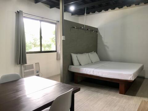 202 Studio w/ Kitchen, WiFi, Netflix, Pool Access