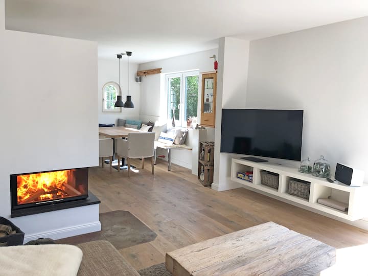 Bright apartment with fireplace, hot tub, sauna, garden