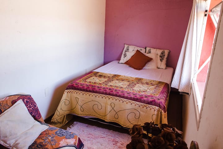 Четвърти втори етаж с двойно легло , вентилатор. До банята е