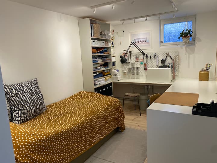 Jednolôžko je možné premeniť na manželskú posteľ, 160 cm.