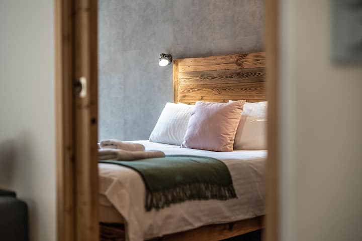 Hermosa cama tamaño king construida a medida en la suite principal.