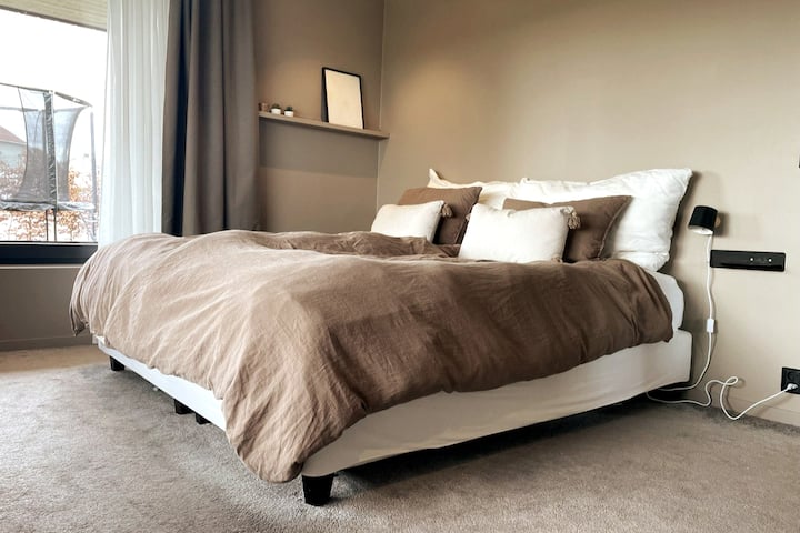 Amplio dormitorio  principal con cama matrimonial y baño adjunto. (Baño 3)