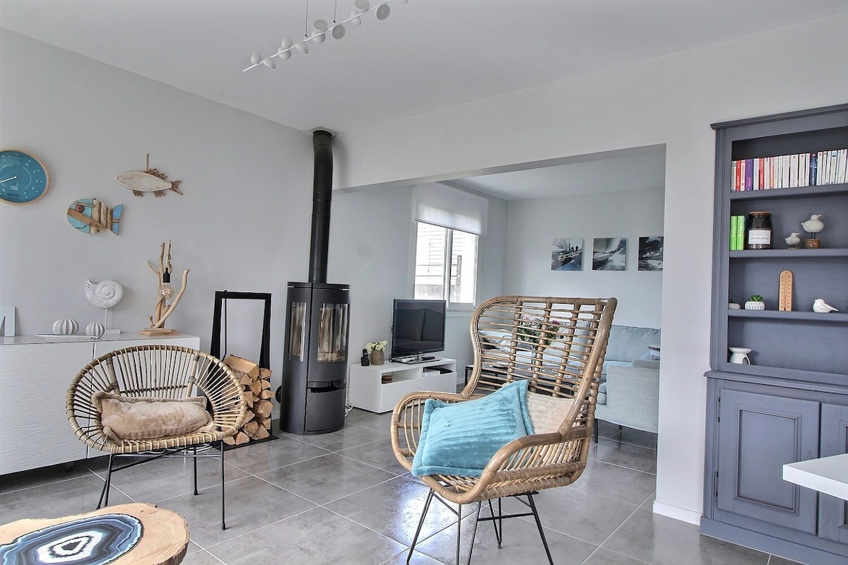 Successful Airbnb property: large house with terrace, sea view, near the beach in Saint Gildas De Rhuys