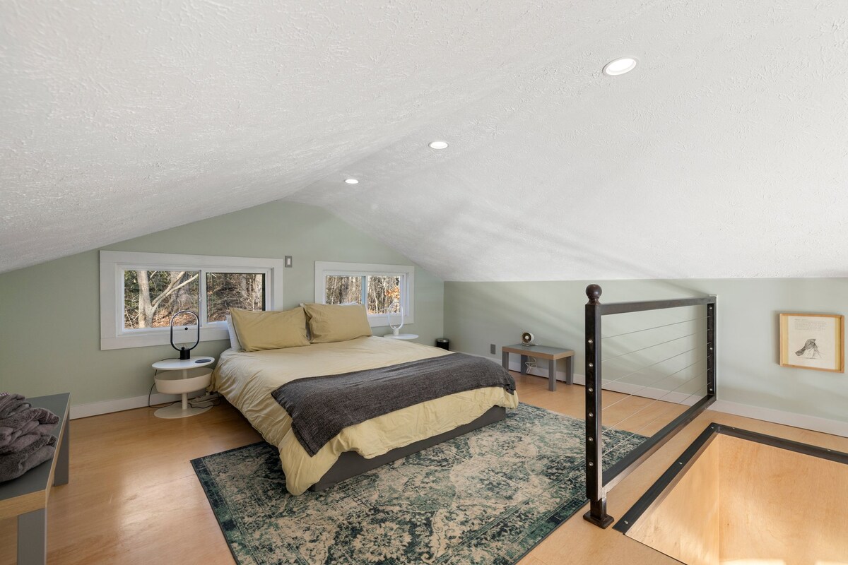 Spálňa 3 - zenová podkrovná izba. Táto izba má klenuté stropy a nízku svetlú výšku po stranách. Najvyšší bod je 6,5' a má nízku posteľ. Podkrovie je otvorené (bez dverí).