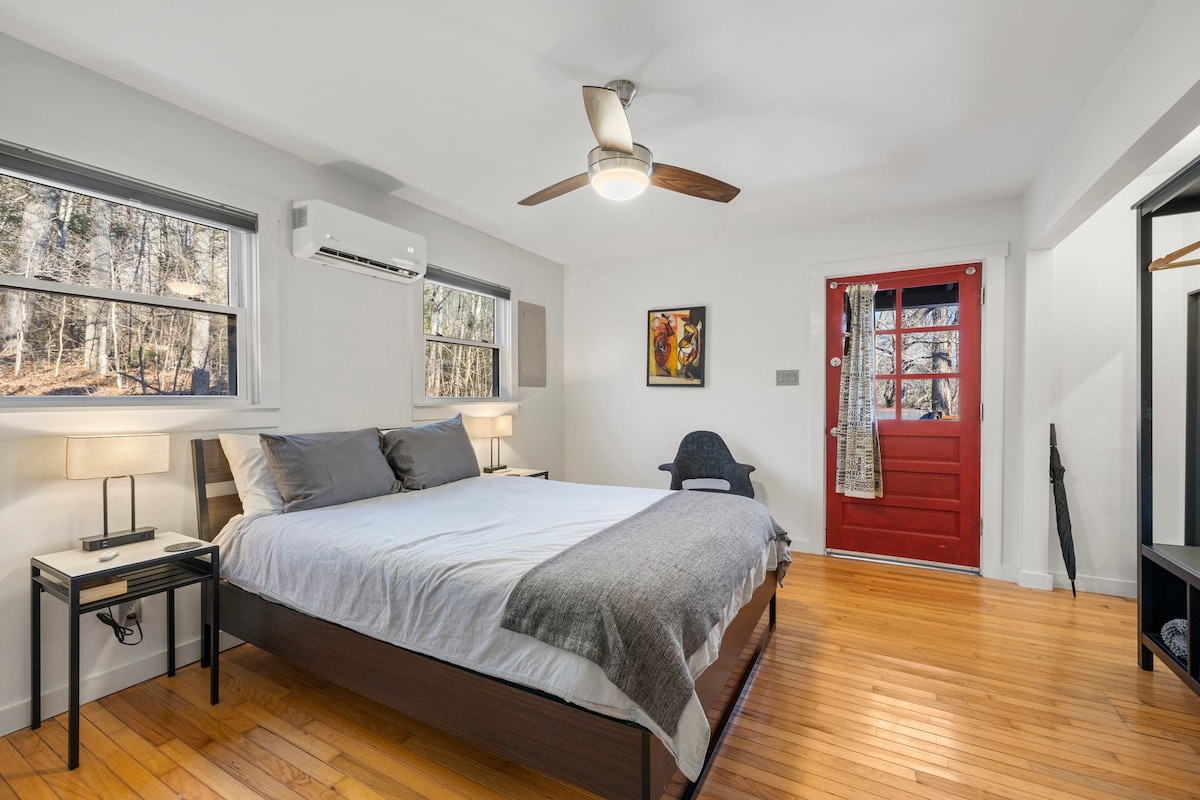 Spálňa 1 s útulnou manželskou posteľou Queen a vírivkou hneď za dverami