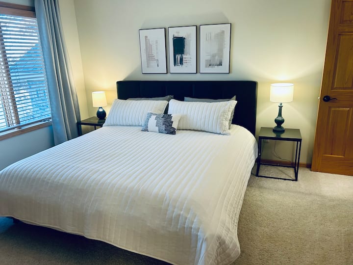 Chumba cha kulala cha ghorofani na kitanda cha mfalme na bafu kamili la Jack & Jill.