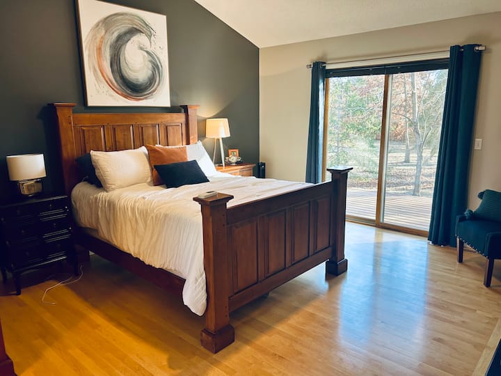 Chumba kikuu cha kulala cha sakafu (kitanda cha malkia) na chumba cha ndani kinatazama ua mzuri wa nyuma.