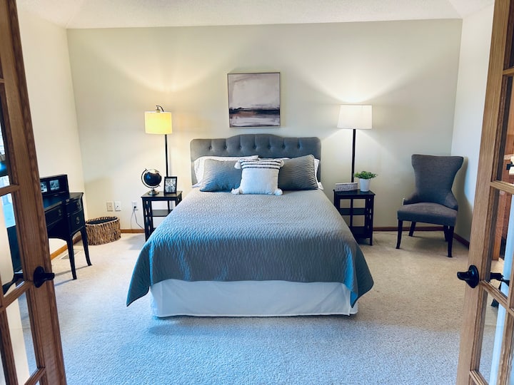 Chumba cha kulala cha ghorofani - kitanda cha malkia na dawati ndogo na bafu la Jack & Jill.