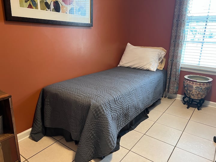 La oficina tiene una habitación doble estrecha para un dormitorio adicional.