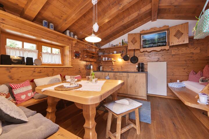 Entire home with 0 bedrooms in Garmisch-Partenkirchen - Ferienwohnungen Zugspitze - Almhütte