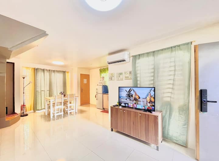 Გაერთეთ და უყურეთ სტილში: კონდიცირებული მისაღები ოთახი, სადაც გართობა კომფორტს შეესაბამება Netflix-ის, YouTube-ისა და Amazon Prime-ის წვდომით