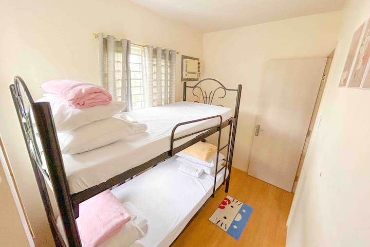 Კომფორტი კონდიციონერით გაგრილებულ მეორე ოთახში, ბავშვებისთვის შესაფერისი სიხარული სათამაშოების შერჩევით