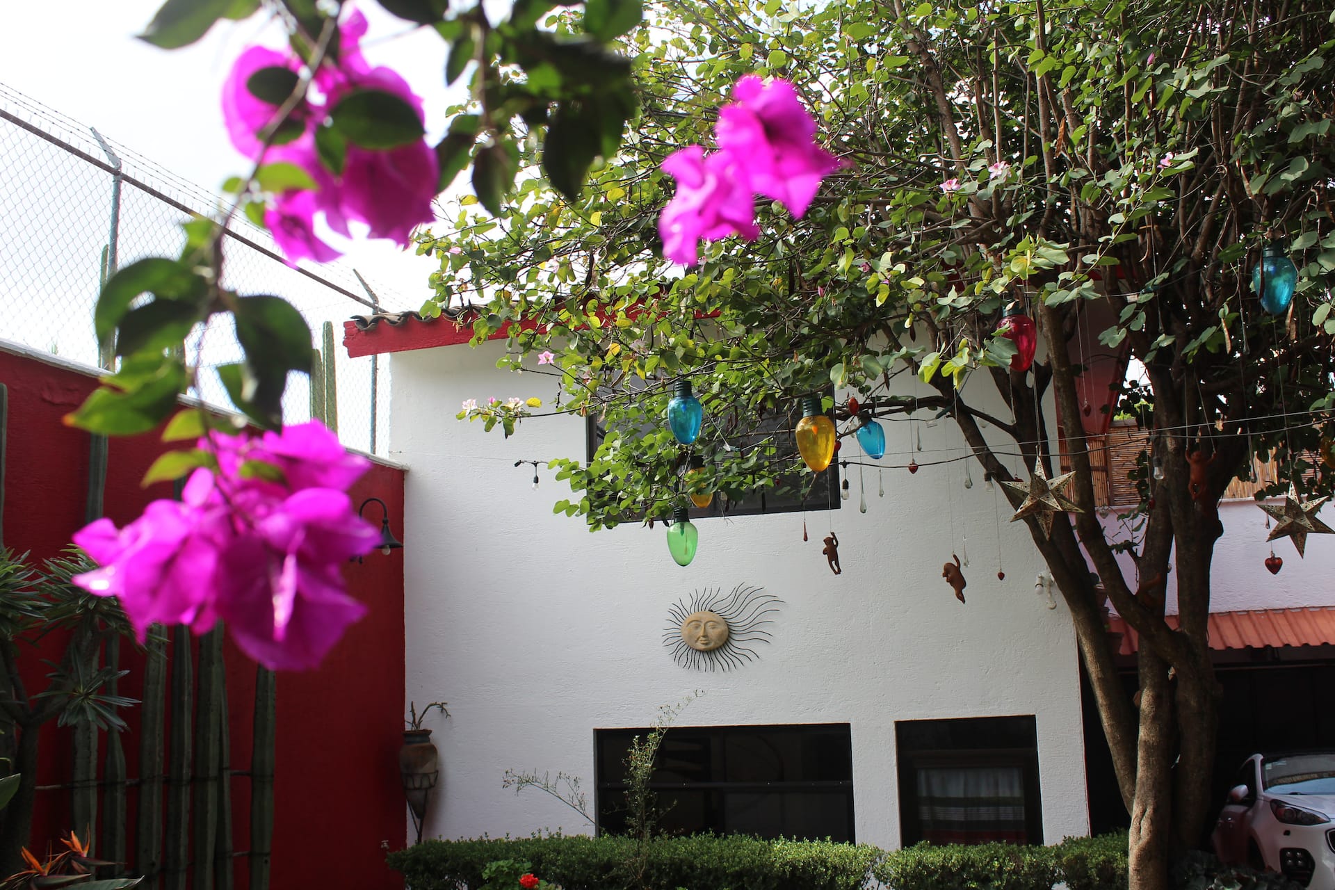 Centrally located house in Colonial Neighborhood