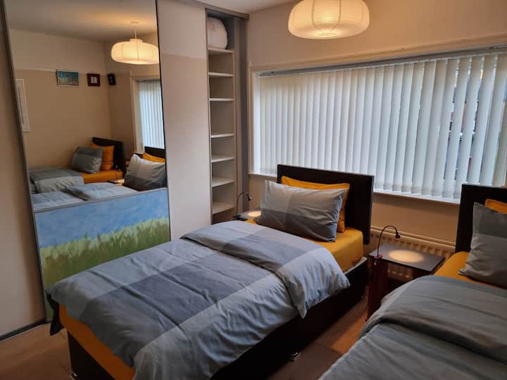 opsioni i dyfishtë i dhomës së gjumit të përparmë dhe gardërobë e madhe me derë rrëshqitëse