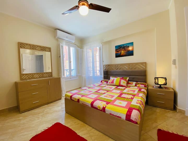 ห้องนอนหมายเลข 2 มีเตียงขนาดกว้าง 160 ซม. และเตียงพับขนาด 100 ซม.