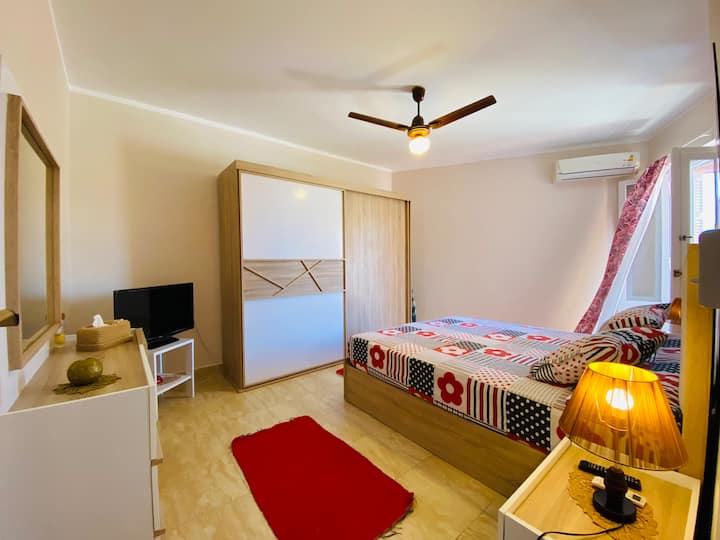 ห้องนอนหมายเลข 1 มีเตียงกว้าง 160 ซม. และเตียงพับ 100 ซม.