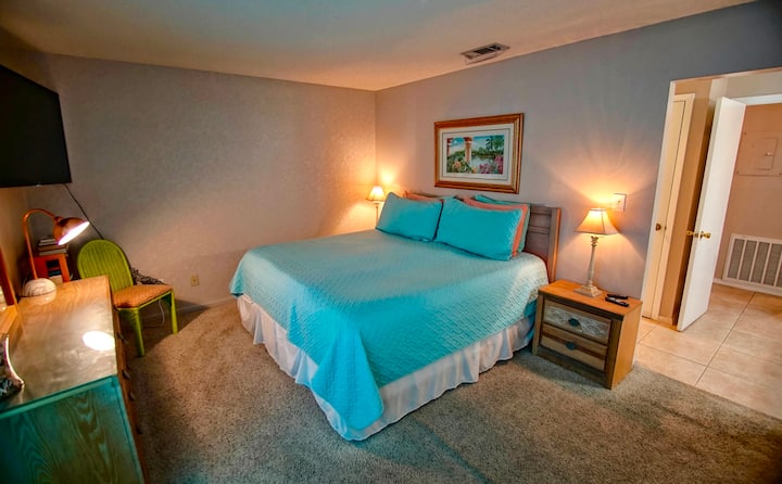 Cama tamaño king en el dormitorio principal.