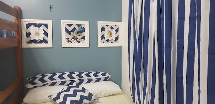 Bračni krevet u drugoj spavaćoj sobi.