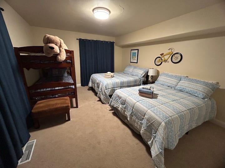 Stapelkamer met 4 bedden - 2 eenpersoonsbedden en 2 tweepersoonsbedden.