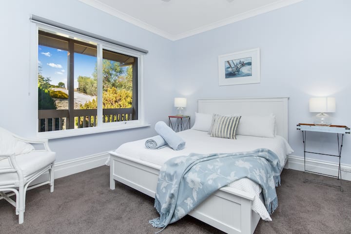 2. bračni krevet (širine 150-179 cm) s ogrtačima (2).