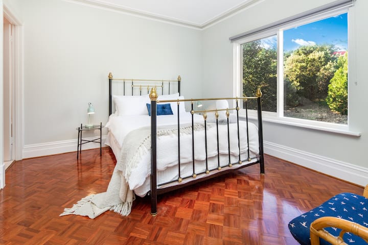 Glavna spavaća soba s bračnim krevetom (160x200)