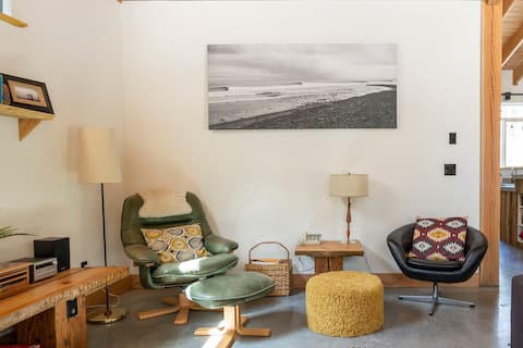 Popular Airbnb listing: Trailhead Guesthaus w/ Sauna at Jordan River in Port Renfrew & West Coast