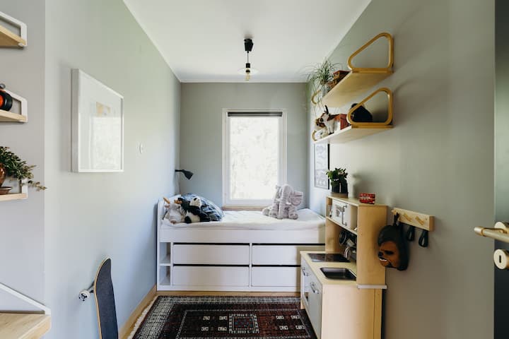 Საძინებელი 1 ადამიანზე. Ეს საწოლი მხოლოდ 175 სმ სიგრძისაა, 85 სიგანის. 