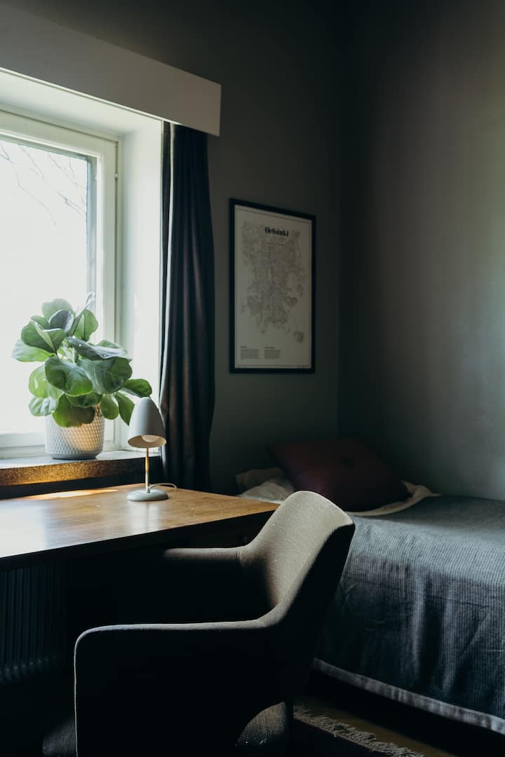 Საძინებელი 1 ადამიანისთვის. Ხედი დასავლეთიდან მწვანე აყვავებულ ბაღამდე. 120 სმ სიგანის საწოლი.