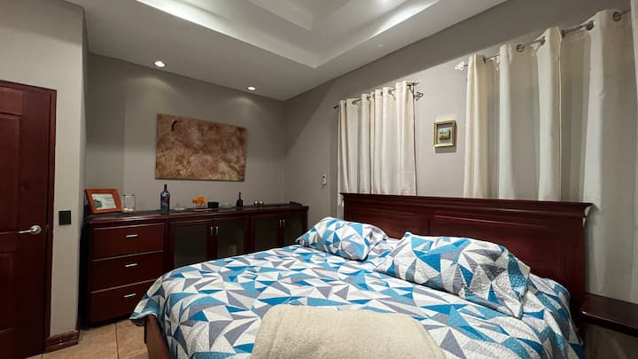 Dormitorio 2 equipado con nuevo sistema de aire acondicionado. Nuevo colchón Serta King Size y una pequeña cama individual. Tiene su propio baño completo.