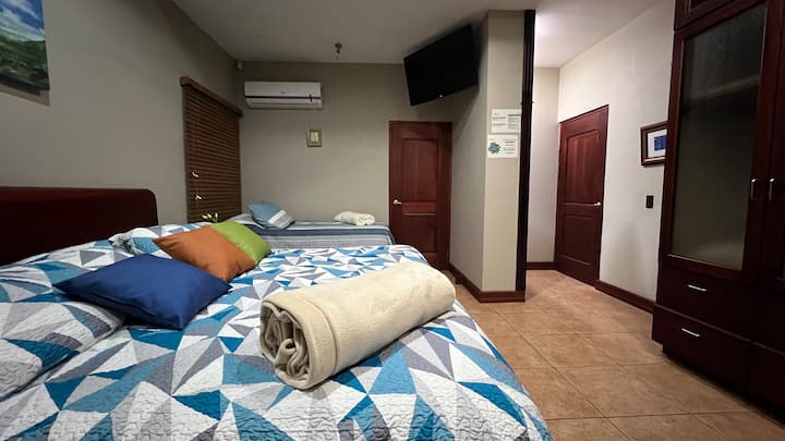 El dormitorio principal, el dormitorio n.º1 , está equipado con un nuevo sistema de aire acondicionado, un nuevo colchón Serta King Size. Tiene su propio baño completo. La televisión tiene televisión por cable y Netflix .