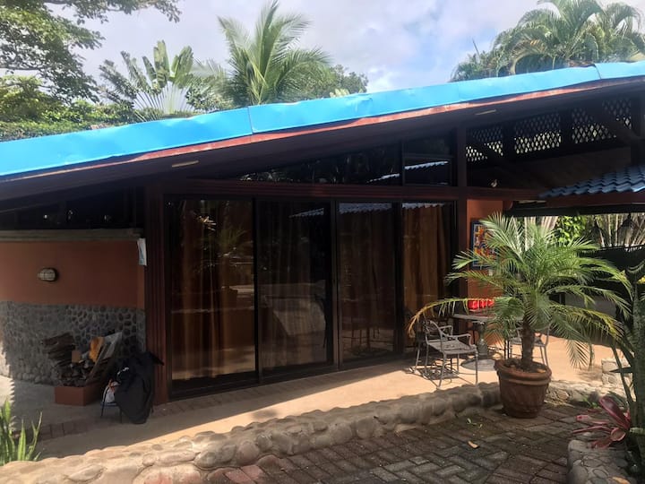 Entrada a nuestra nueva habitación ( 4ª habitación ) , ubicada en el área social cerca de la piscina y el área social. Equipado con aire acondicionado y un baño completo.