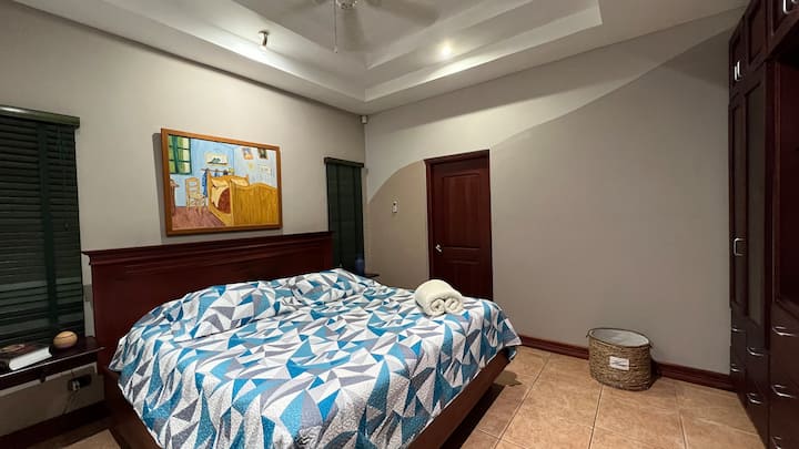 La habitación n .º3 es una habitación más espaciosa con solo una cama tamaño king Serta. El dormitorio está equipado con un nuevo sistema de aire acondicionado y un ventilador de techo.  Tiene su propio baño completo.