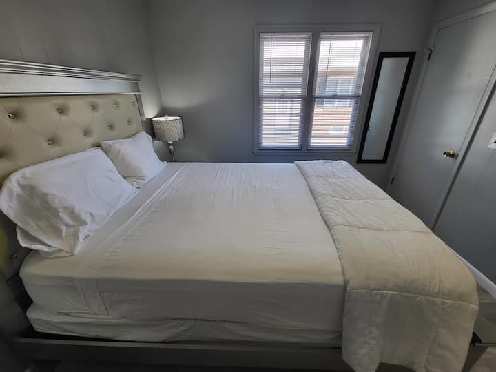 主层卧室3：标准双人床、衣柜、开放式搁架、55英寸智能高清电视、2个床头柜和2个台灯、行李架、全长壁镜