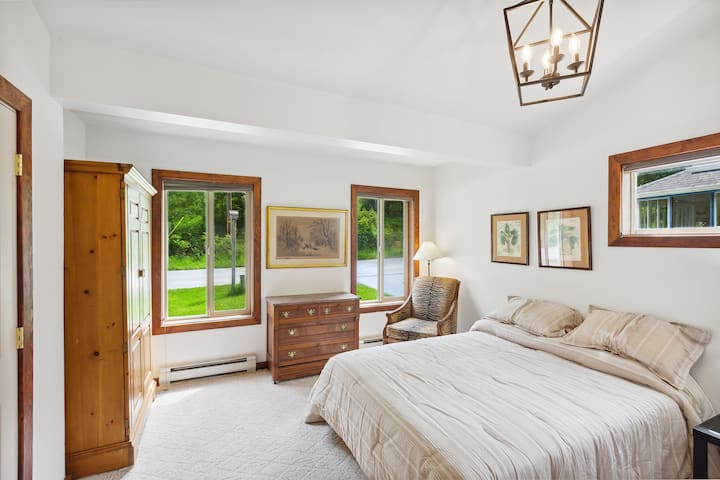 第二间宽敞的卧室。