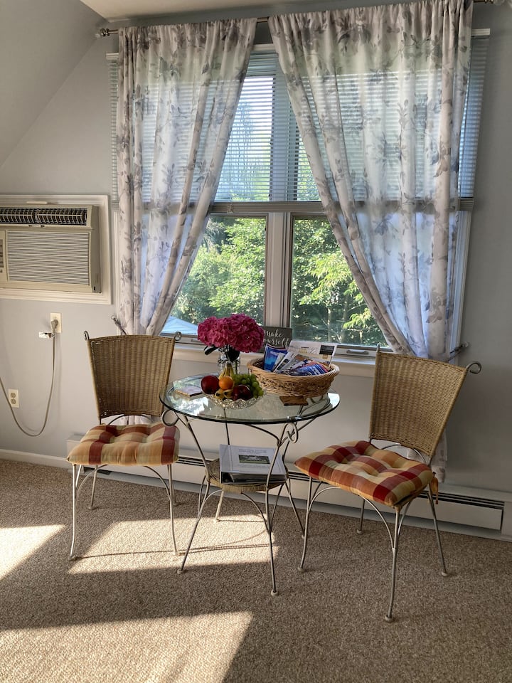 Ambler Rambler priv entr & room (2nd Fl) w/bath Guest suites for