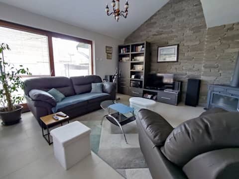 Private 4 BR house, 5 minutes to downtown