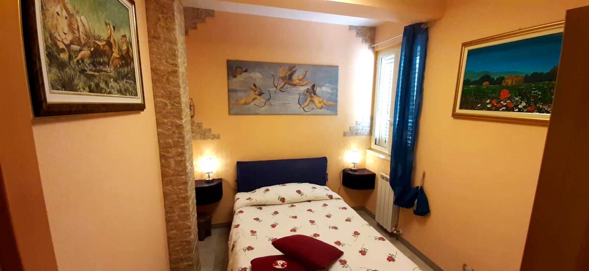 Chumba cha 3 kilicho na kitanda maradufu katika mraba na nusu " Kamera Castello"