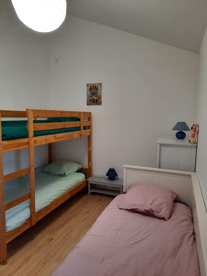 Соба со 3 единечни кревета, вклучувајќи и кревети на спрат само за деца