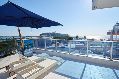 1 minute walk from Katase Enoshima Station in front of Enoshima