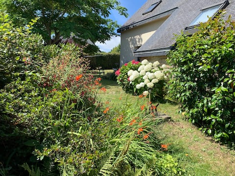 Bright house 2 min walk to the beach.