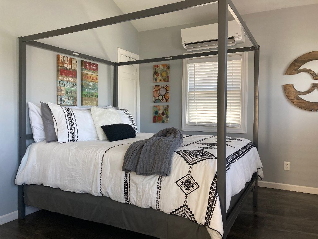 Викендичката во студиото има брачен кревет (како што е прикажано) со единечен дневен кревет и мал двоен преклопен кауч на спуштање, сите во заедничката соба.