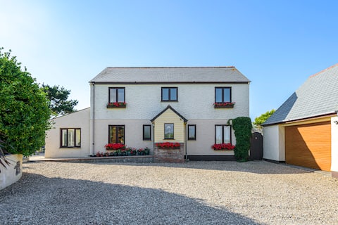 Perranporth - 4 bedrooms, quiet location, Hot tub