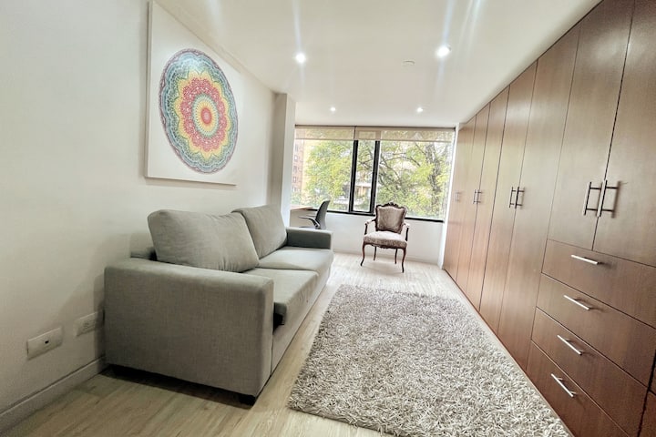 Samostatný priestor apartmánu má rohový písací stôl s vynikajúcim výhľadom a osvetlením na prácu. Na druhej strane priestranná a pohodlná pohovka. Pred pohovkou je plná skriňa s vynikajúcim úložným priestorom. 