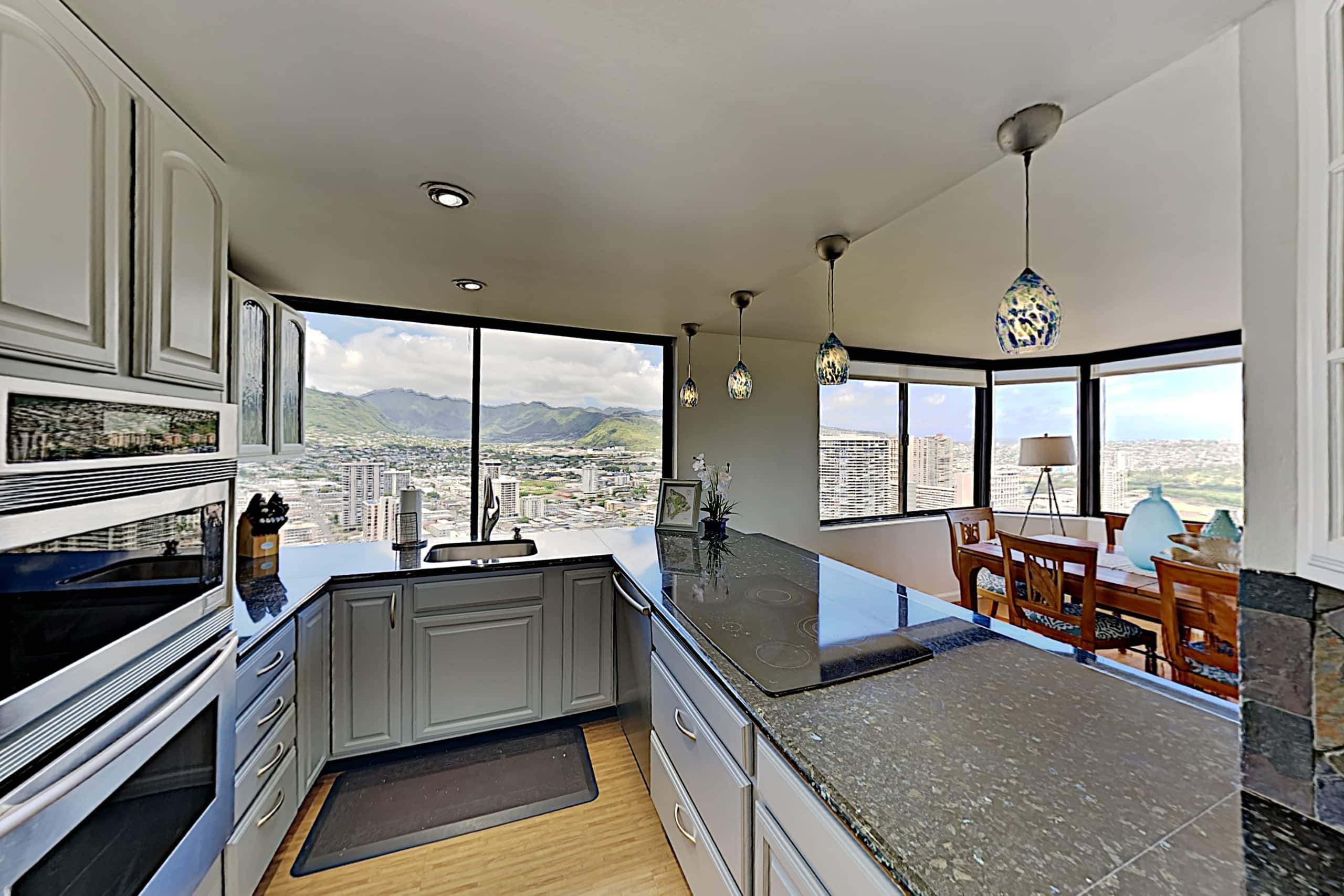 Condo in Honolulu · ★4.3 · 2 bedrooms · 4 beds · 2 private baths - Image 6